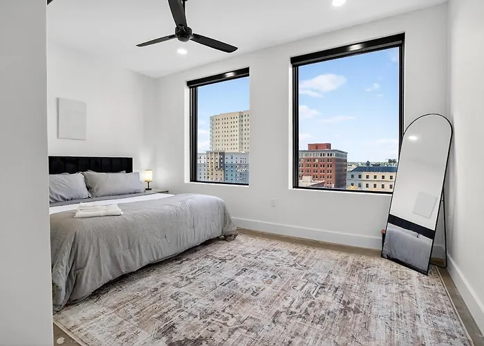 Downtown Beacon Getaway *